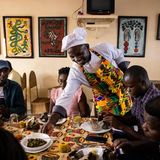 Der Restaurantbesitzer Honor Toudissa serviert traditionelle kongolesische Küche