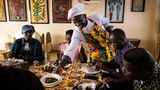 Der Restaurantbesitzer Honor Toudissa serviert traditionelle kongolesische Küche