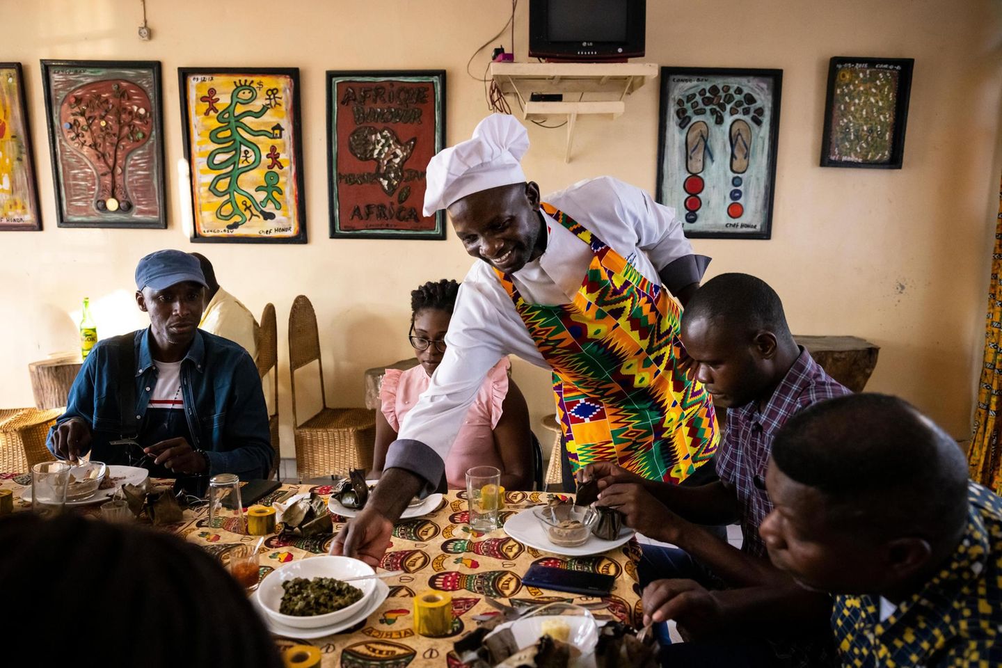 Der Restaurantbesitzer Honor Toudissa serviert traditionelle kongolesische Küche
