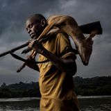 Ein Jäger aus Gabun mit einer geschossenen Antilope auf den Schultern