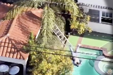 Dieser Versuch eines Einbruchs in Kalifornien ist schiefgelaufen. Ein 36 Jahre alter Mann hat es schon bis in die Villa geschafft, doch bei seinem Fluchtversuch über eine Leiter rutscht er aus und geht wortwörtlich baden. 
