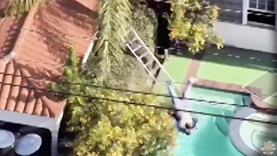 Dieser Versuch eines Einbruchs in Kalifornien ist schiefgelaufen. Ein 36 Jahre alter Mann hat es schon bis in die Villa geschafft, doch bei seinem Fluchtversuch über eine Leiter rutscht er aus und geht wortwörtlich baden. 