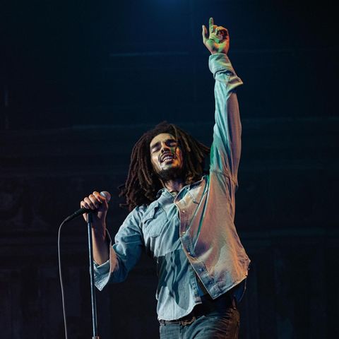 Kingsley Ben-Adir als “Bob Marley” in Bob Marley: One Love auf der Bühne