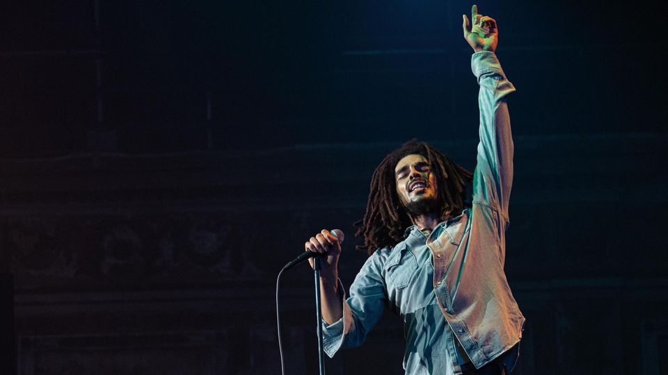 Kingsley Ben-Adir als “Bob Marley” in Bob Marley: One Love auf der Bühne