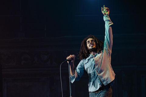 Kingsley Ben-Adir als “Bob Marley” in Bob Marley: One Love auf der Bühne