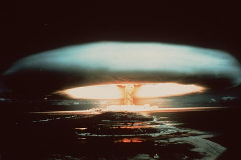 Atompilz nach der Explosion einer Atomwaffe über dem Mururoa-Atoll 1970