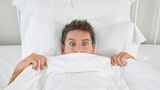 Mann im Bett