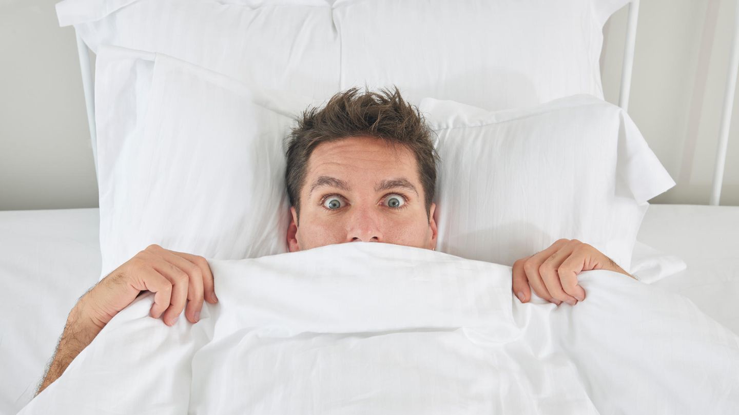 Mann im Bett