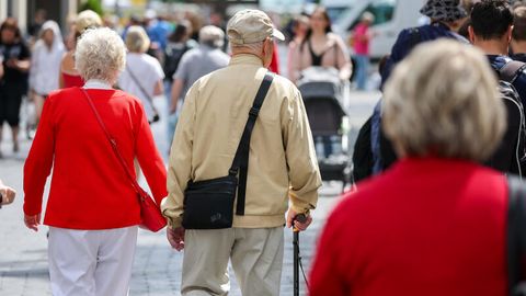 Ältere Msnechn in einer Fußgängerzone. Für Rentner steigen die Beiträge zur Krankenkasse ab März