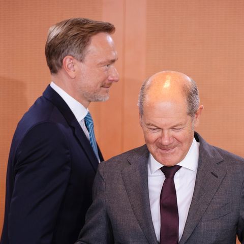 Christian Lindner geht hinter Olaf Scholz bei einer Sitzung des Bundeskabinetts im Berliner Kanzleramt