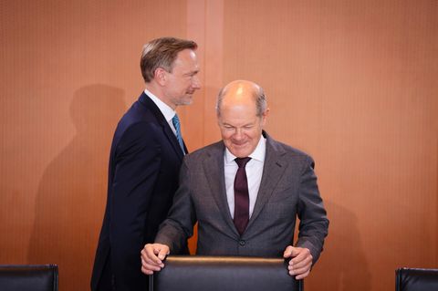 Christian Lindner geht hinter Olaf Scholz bei einer Sitzung des Bundeskabinetts im Berliner Kanzleramt