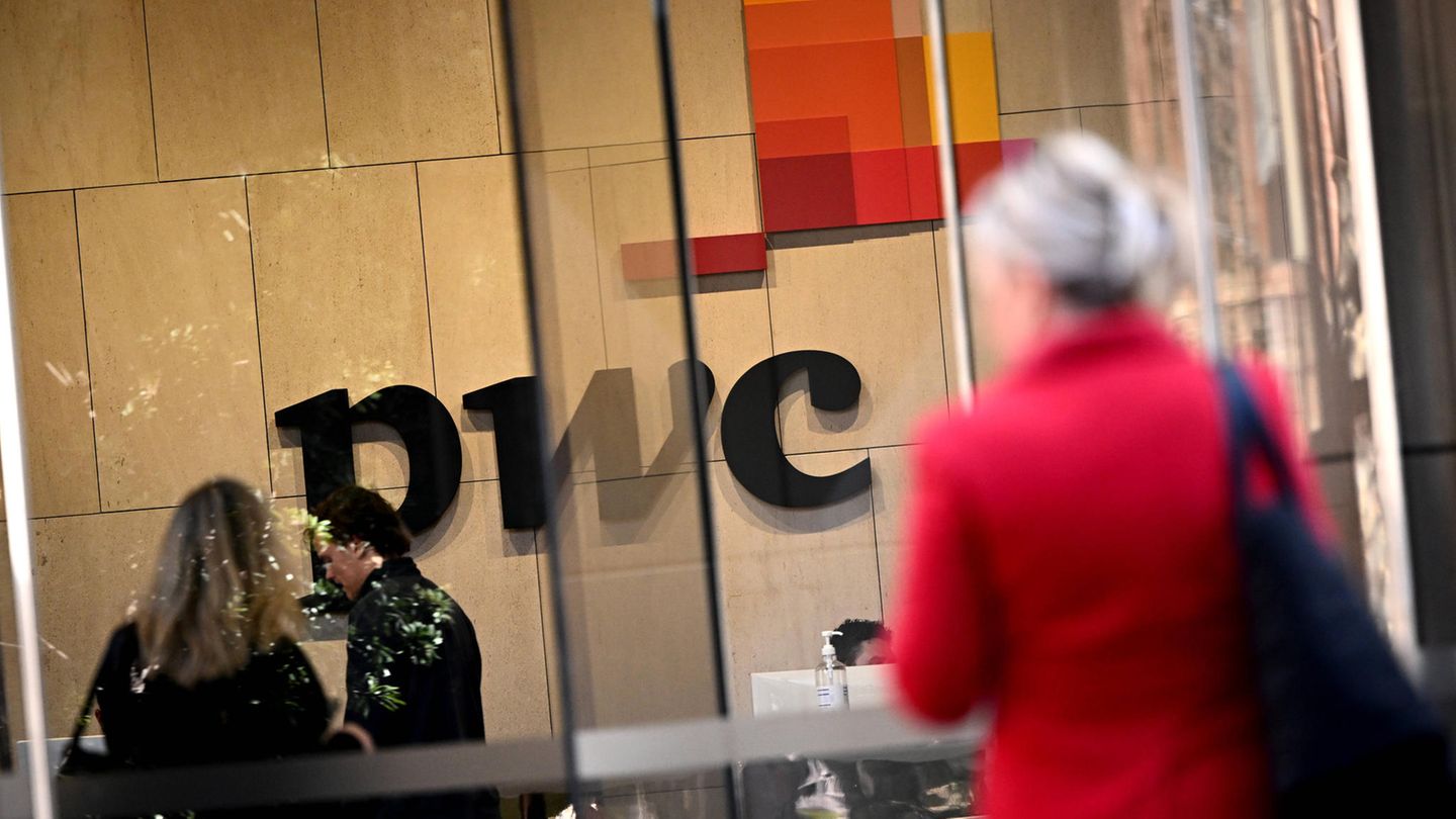 Delicate double order for PwC at René Benko’s KaDeWe group