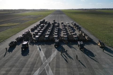 Ein britisches Betaillon präsentiert sich Oakham – die Einheit ist Teil des Nato-Manövers "Steadfast Defender", in dem Soldaten in den kommenden Wochen die Verteidigung Europas üben