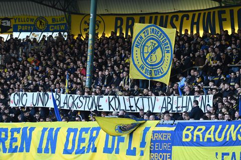 Fans protestieren mit einem Banner gegen die Vergabe von Medienrechten an CVC und Blackstone