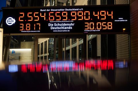 Die Schuldenuhr des Bundes der Steuerzahler bewegt sich durch das Schuldentilgungskonto nicht rückwärts