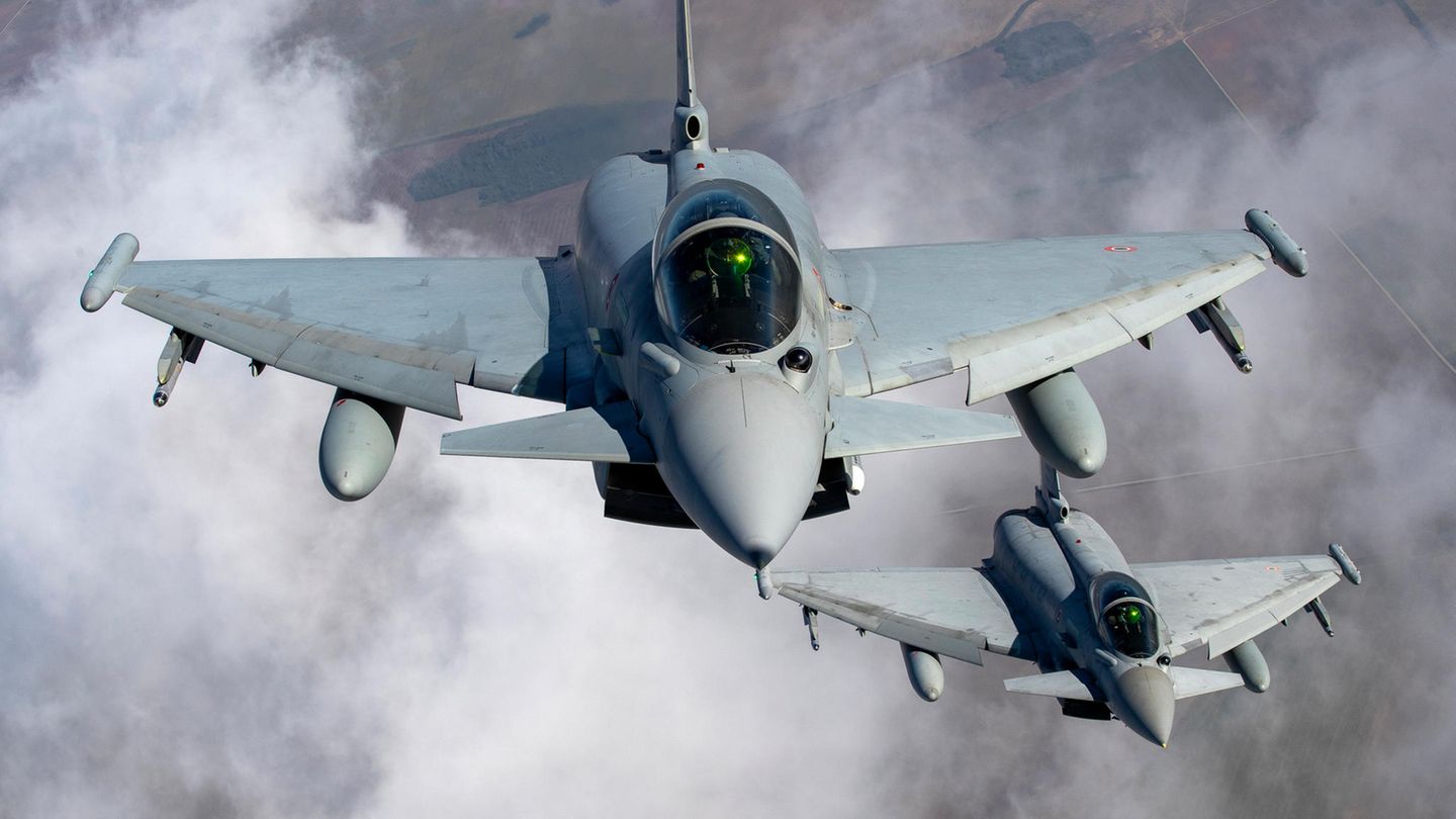 Zwei Kampfjets vom Typ "Eurofighter" der italienischen Luftwaffe fliegen über Wolken