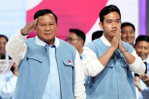 Umstrittenes Duo: Präsidentschaftskandidat Prabowo Subianto steht neben Gibran Rakabuming Raka.  Zwei Männer in Hemd und Weste.