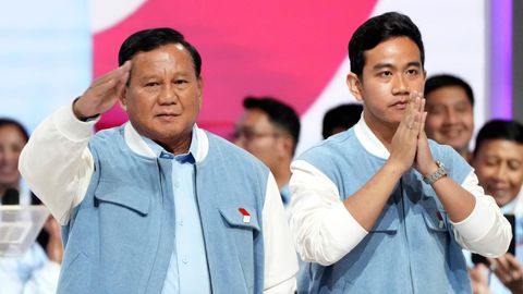 Umstrittenes Duo: Präsidentschaftskandidat Prabowo Subianto steht neben Gibran Rakabuming Raka.  Zwei Männer in Hemd und Weste.