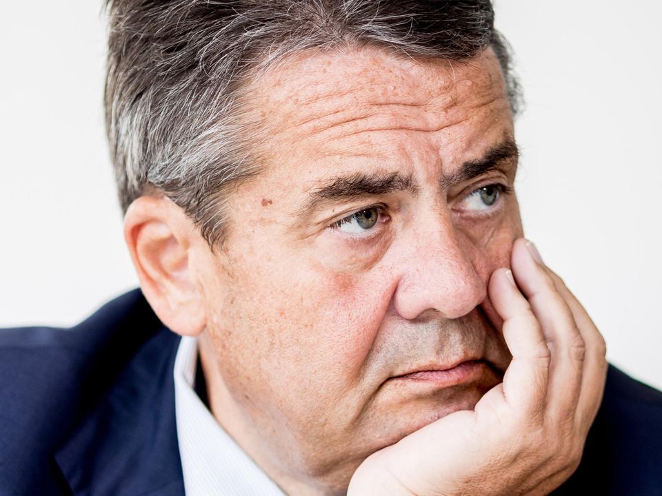Sigmar Gabriel im Porträt, das Kinn in die Hand gestützt