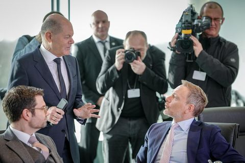 Bundeskanzler Olaf Scholz (SPD) und Finanzminister Christian Lindner (FDP) vertieft in eine Diskussion