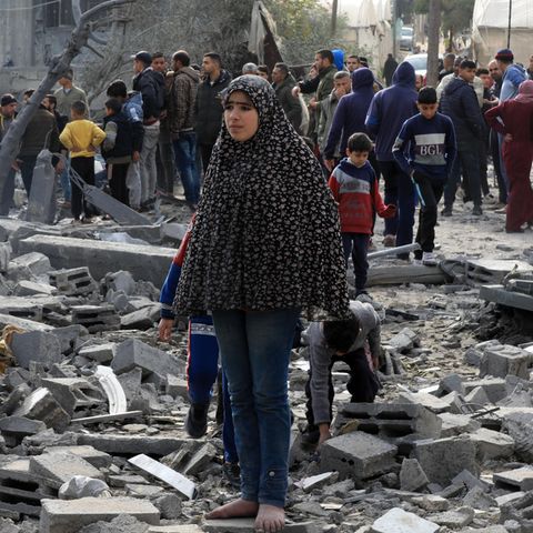 Nach israelischen Angriffen auf die Stadt Rafah untersuchen Menschen die zurückgebliebenen Trümmer