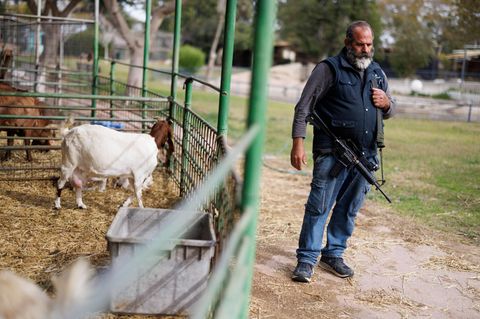 Uri Utin im Zoo des Kibbuzes Nir Ytzhak. Als Kind lernte er hier selbst von Ilan Yoseff, wie man Tiere pflegt