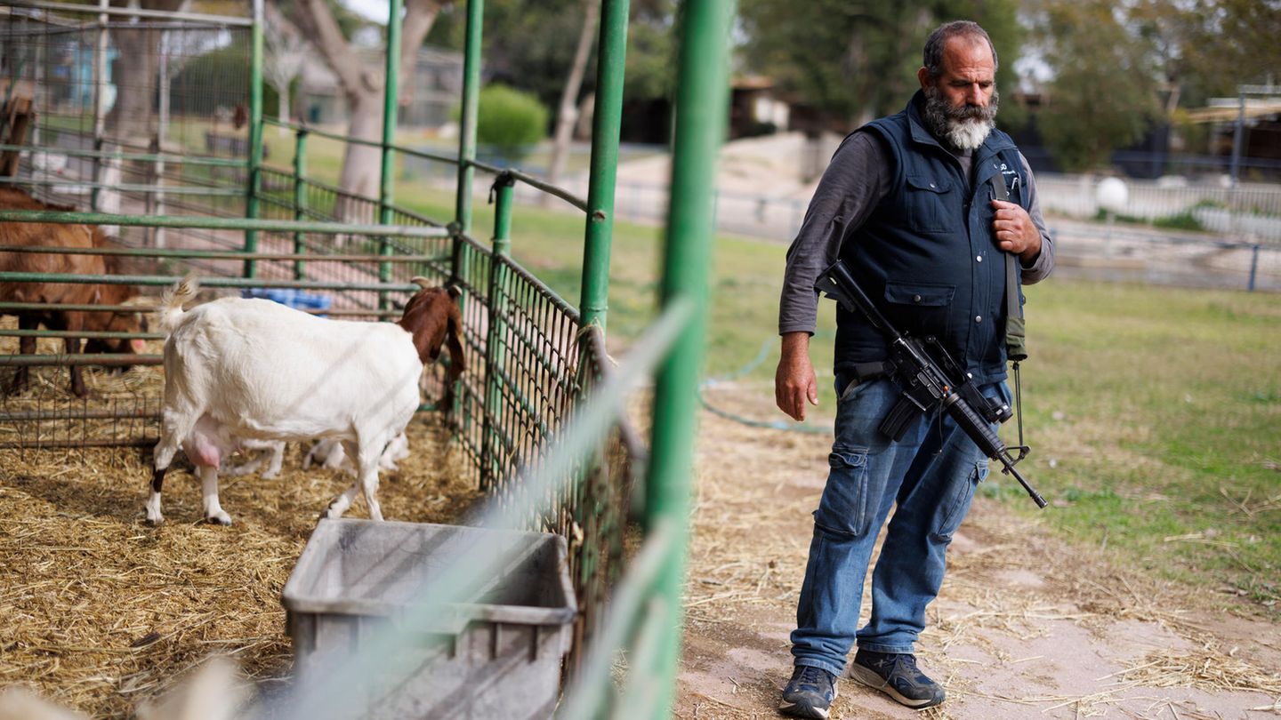 An der Grenze zu Gaza: Uri Utin im Zoo des Kibbuzes Nir Ytzhak. Als Kind lernte er hier selbst von Ilan Yoseff, wie man Tiere pflegt Uri Utin im Zoo des Kibbuzes Nir Ytzhak. Als Kind lernte er hier selbst von Ilan Yoseff, wie man Tiere pflegt