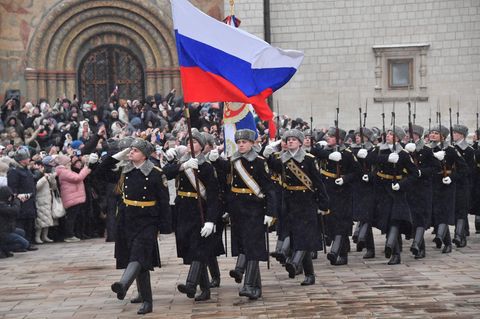 Russische Soldaten marschieren am Kreml vorbei