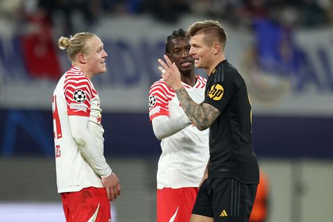 Leipzigs Xaver Schlager (l) und Reals Toni Kroos diskutieren auf dem Platz