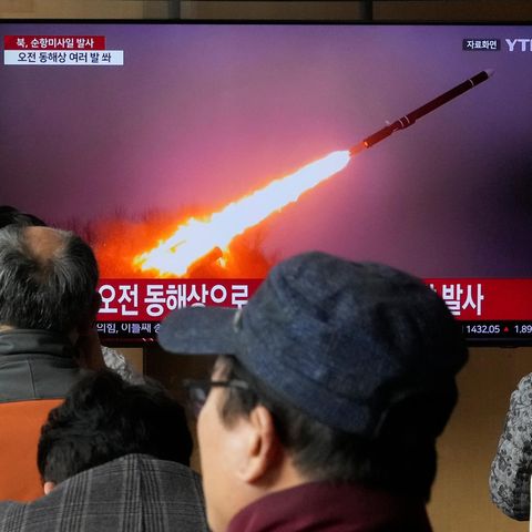 Ein Fernsehbildschirm im Bahnhof von Seoul zeigt ein Archivbild eines nordkoreanischen Raketenstarts