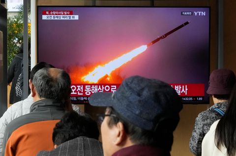 Ein Fernsehbildschirm im Bahnhof von Seoul zeigt ein Archivbild eines nordkoreanischen Raketenstarts
