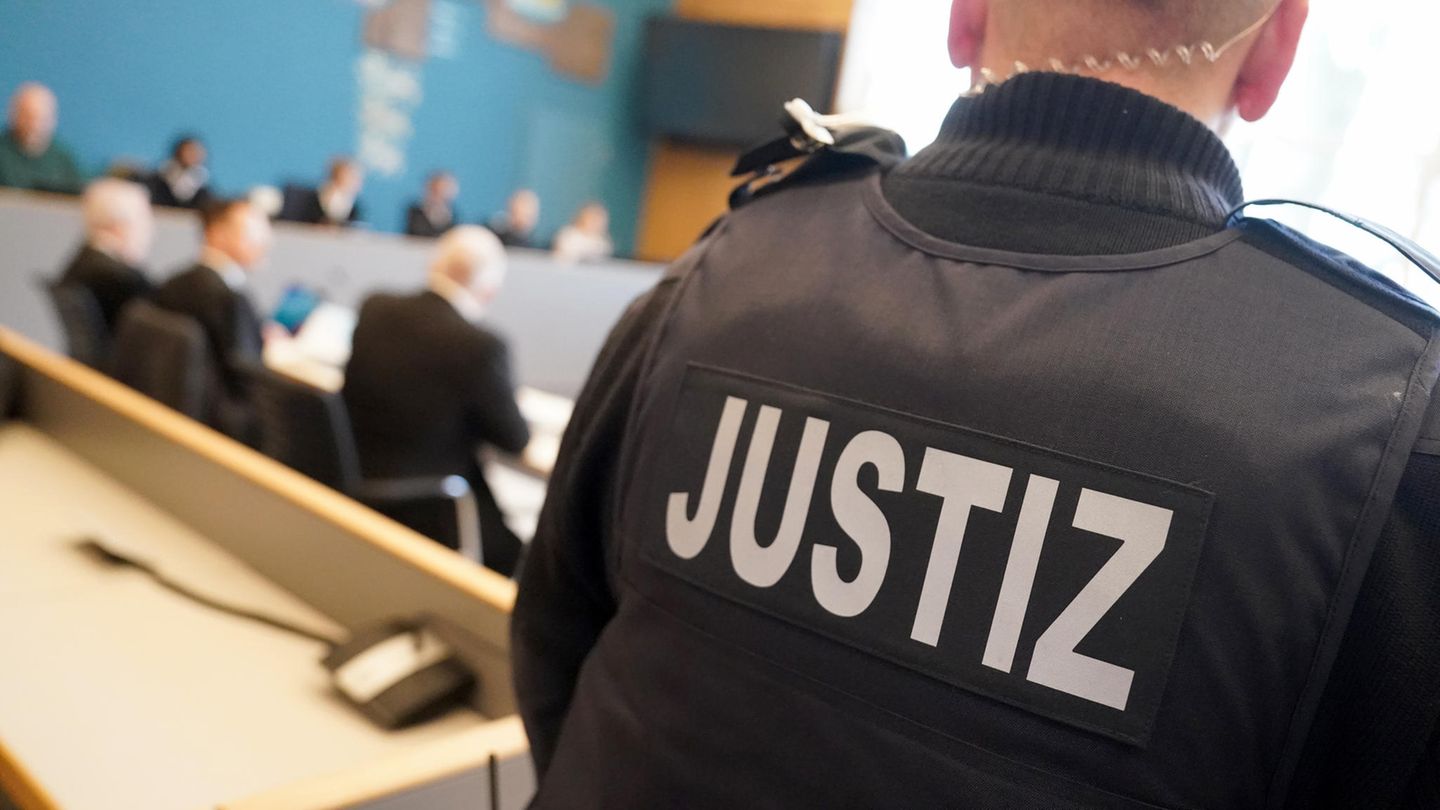 Vergewaltigung: Der Angeklagte (3.v.l) sitzt neben seinen Anwälten