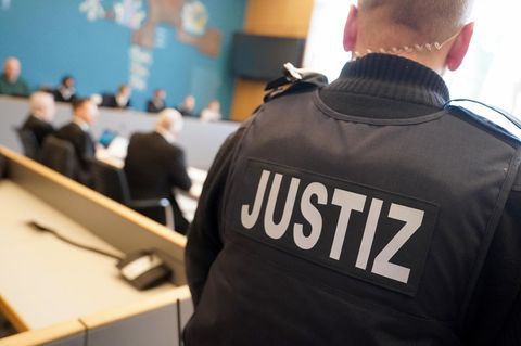 Vergewaltigung: Der Angeklagte (3.v.l) sitzt neben seinen Anwälten