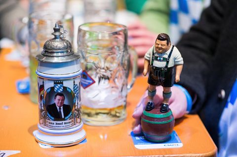 Auf dem Politischen Aschermittwoch sind eine Figur von Franz Josef Strauß und ein Bierkrug mit seinem Gesicht darauf zu sehen