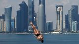 Doha, Katar. Die Italienerin Elisa Cosetti nimmt im Hafen an der dritten Runde des 20-m-Turmspringens der Frauen am dreizehnten Tag der Schwimmweltmeisterschaft 2024 teil. Einen flüchtigen Blick auf die Skyline von Doha gibt es dazu. 