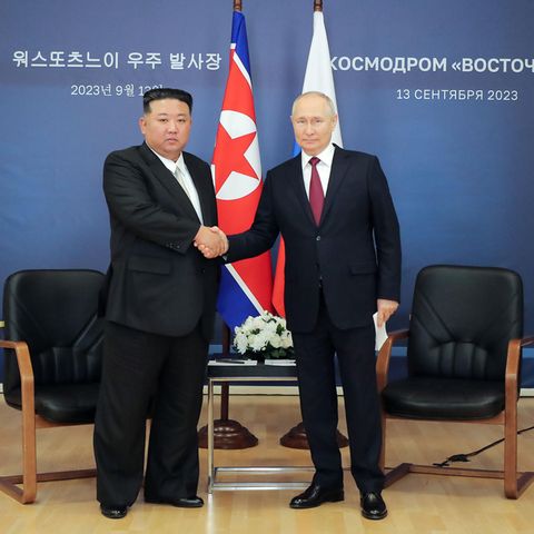 Ein Händedruck, der trügt: Als "Freund" würde Russlands Präsident Wladimir Putin Nordkoreas Diktator Kim Jong-un eher nicht bezeichnen. Er ist aber auf Waffenlieferungen aus dessen Land angewiesen.