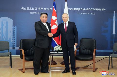 Ein Händedruck, der trügt: Als "Freund" würde Russlands Präsident Wladimir Putin Nordkoreas Diktator Kim Jong-un eher nicht bezeichnen. Er ist aber auf Waffenlieferungen aus dessen Land angewiesen.