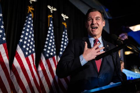 Der ehemalige US-Abgeordnete Tom Suozzi auf seiner Party nach der Sonderwahl für den Sitz im Repräsentantenhaus