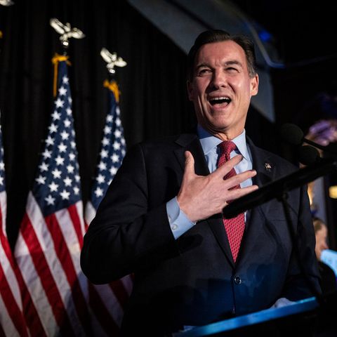 Der ehemalige US-Abgeordnete Tom Suozzi auf seiner Party nach der Sonderwahl für den Sitz im Repräsentantenhaus