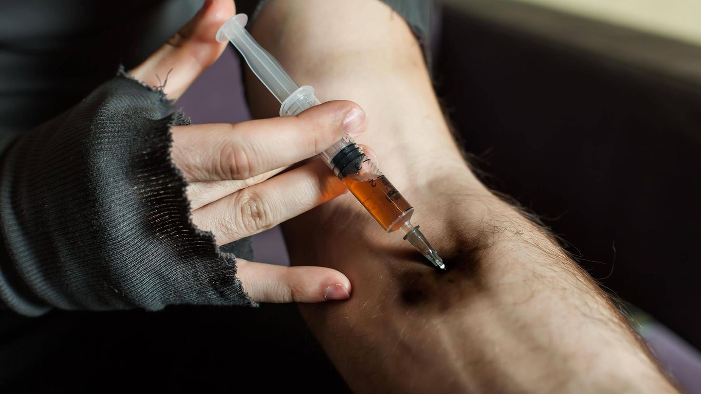 Ein Angängiger spritzt sich eine Droge. Carfentanyl ist sehr vier stärker als Heroin