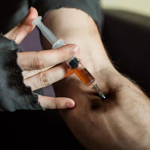 Ein Angängiger spritzt sich eine Droge. Carfentanyl ist sehr vier stärker als Heroin