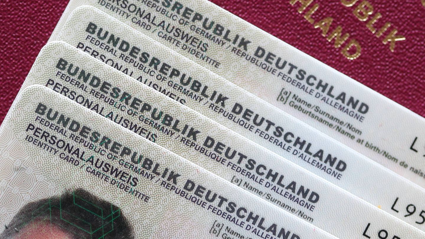 Mehrere Personalausweise und ein Reisepass liegen übereinander