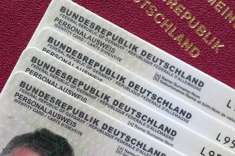 Mehrere Personalausweise und ein Reisepass liegen übereinander