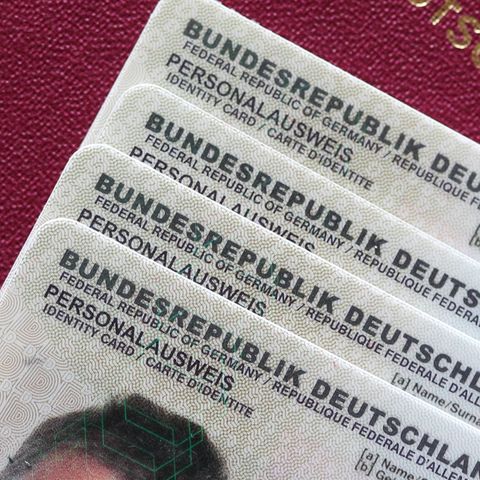 Mehrere Personalausweise und ein Reisepass liegen übereinander