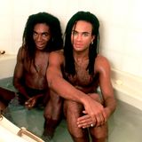 Milli Vanilli in einer Badewanne
