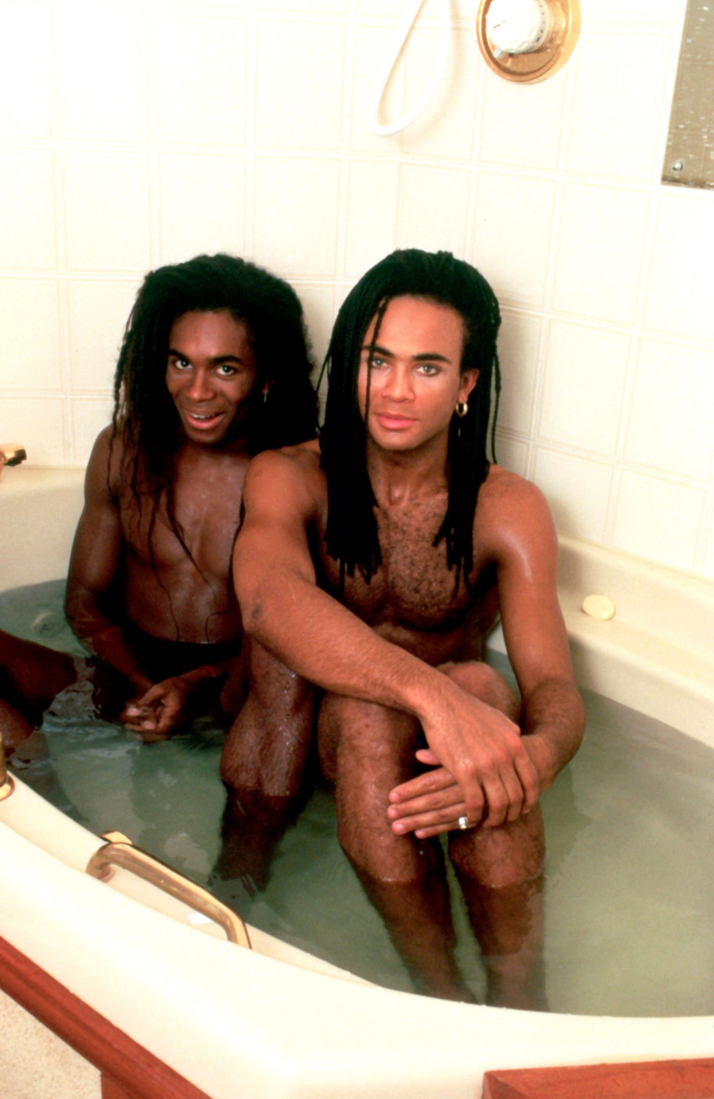 Milli Vanilli in einer Badewanne