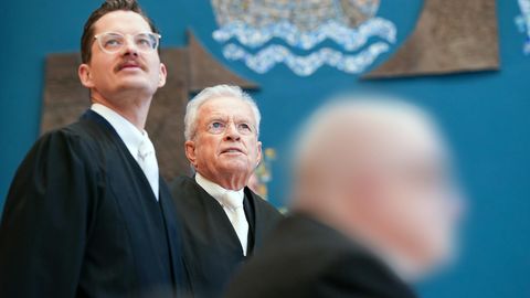 Der Angeklagte (vorne) neben seinen Anwälten vor Beginn des Prozesses wegen schweren sexuellen Missbrauchs