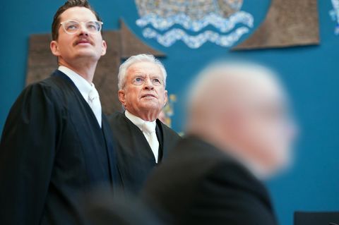 Der Angeklagte (vorne) neben seinen Anwälten vor Beginn des Prozesses wegen schweren sexuellen Missbrauchs