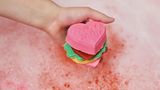 Eine Badebombe in einer HERZ / Burger Form