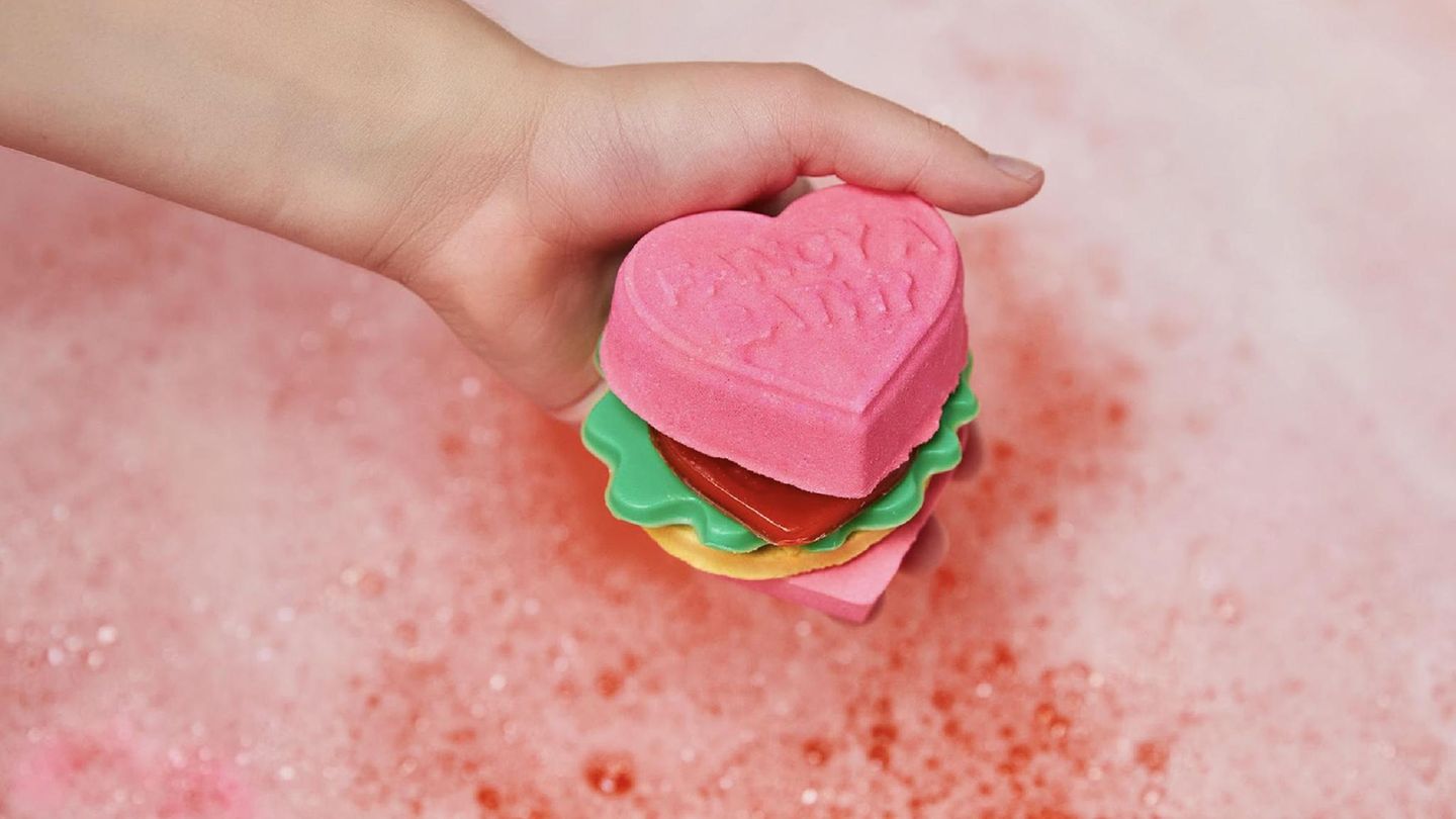 Eine Badebombe in einer HERZ / Burger Form